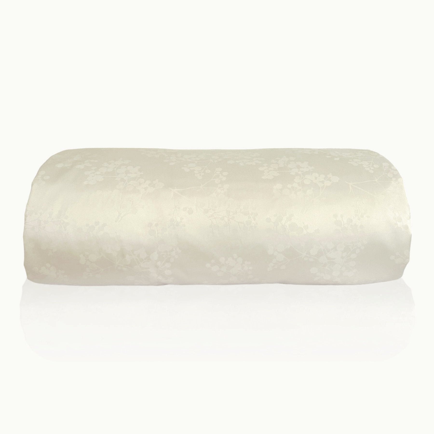 #Farbe_Milk Jaquard Florette Deckenbezug aus ägyptischer Baumwolle in Cremeweiß, hergestellt aus Satin Stoff, perfekt für edle Schlafzimmer und luxuriöse Bettwäsche.