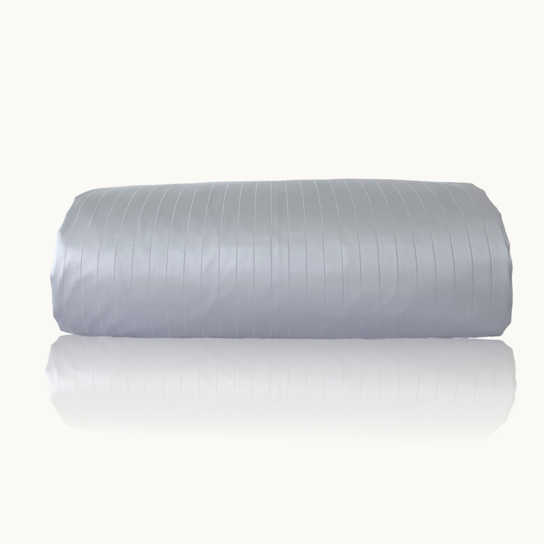 #Farbe_Ardoise Jaquard Pinstripes Deckenbezug aus ägyptischer Baumwolle in Ardoise, hergestellt aus Satin Stoff, perfekt für edle Schlafzimmer und luxuriöse Bettwäsche.